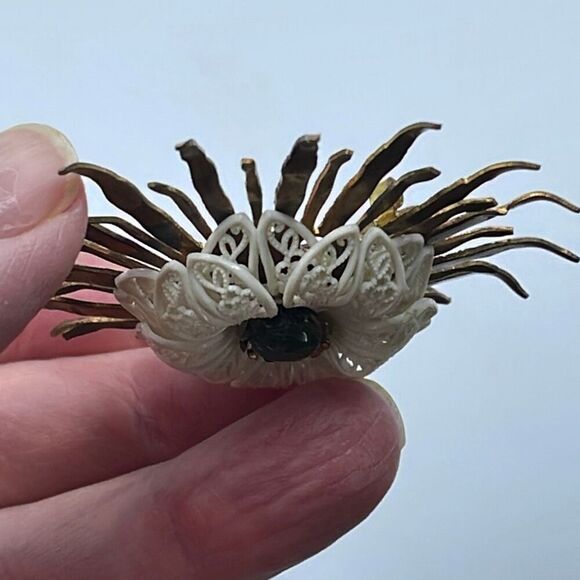 Vintage starburst brass plastic cabochon brooch Sputnik. - Picture 5 of 9